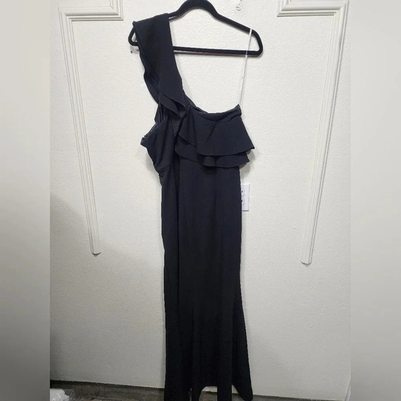 Lulu's Grand Beauty Black Ruffled One-Shoulder Mermaid Maxi Dress Wedding Party - Picture 10 of 11